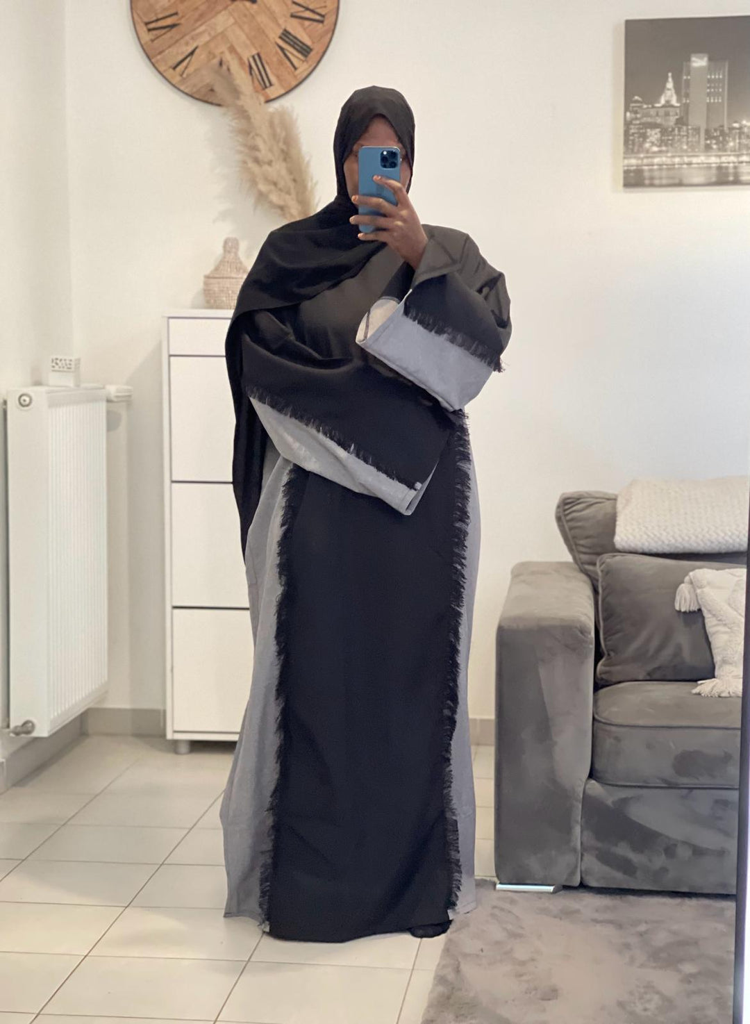 Kleid im zweifarbigen Stil