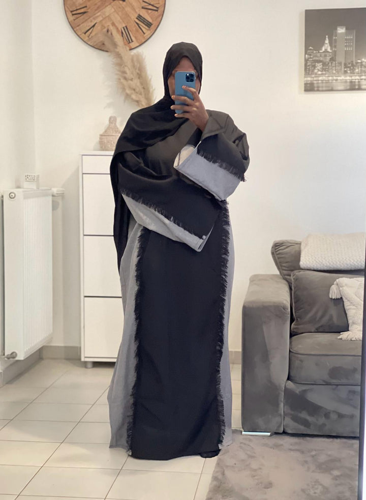 Kleid im zweifarbigen Stil