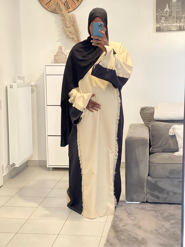 Kleid im zweifarbigen Stil