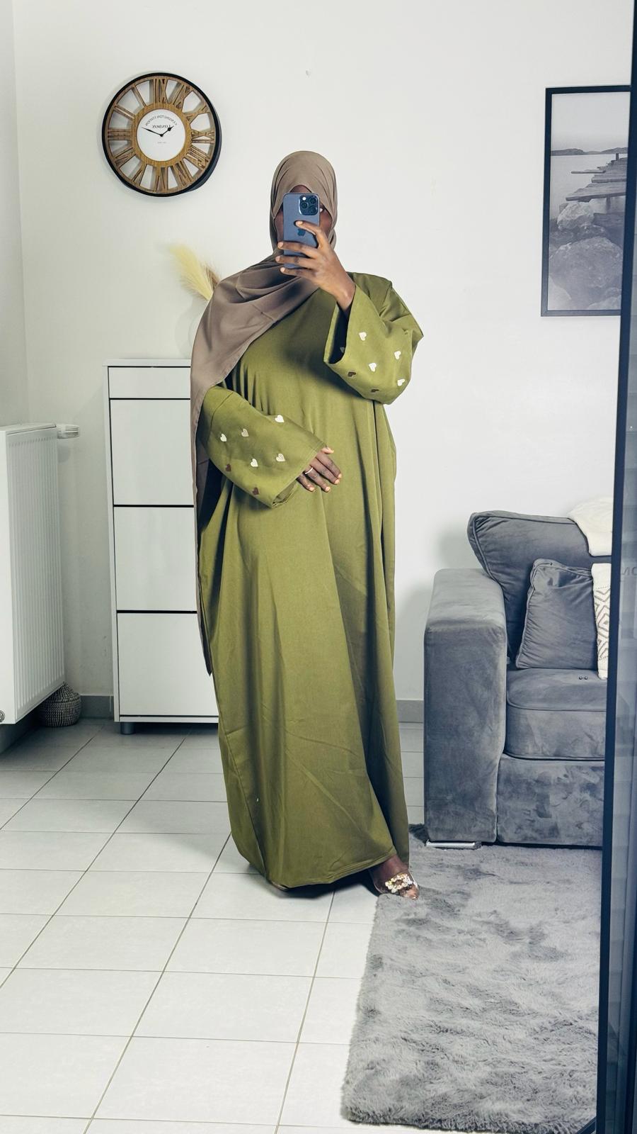 Heart-shaped patterned abaya