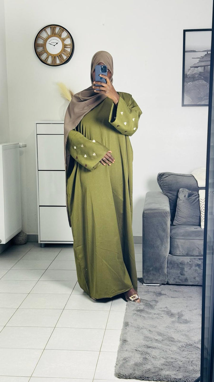 Heart-shaped patterned abaya