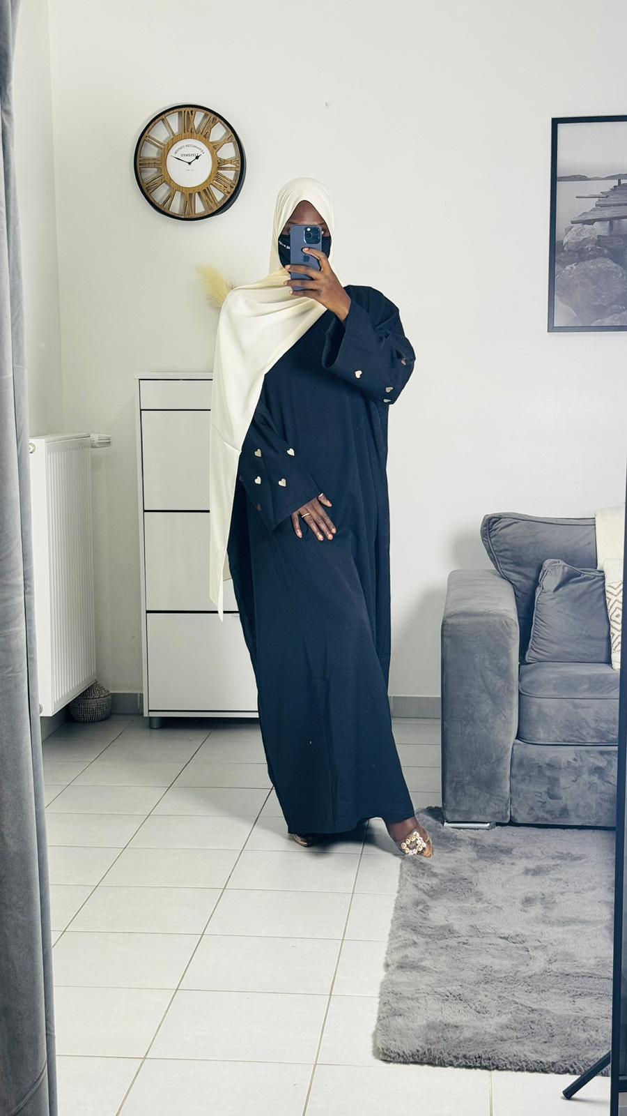Heart-shaped patterned abaya